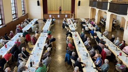 Bild: BVS-Rehasportverein Waldsassen/exb
Sein 50-jähriges Bestehen feierte der BVS-Reha-Sportverein Waldsassen. Auf der Bühne im Festsaal stand Künstler Josef „Bäff“ Piendl.