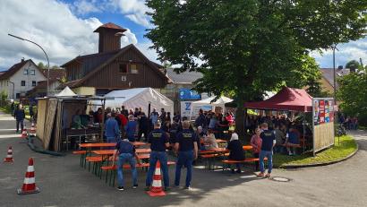 Bild: dob
Eine kleine Pavillonstadt haben die Feuerwehrleute in diesem Jahr zum Oberlinder Dorffest vor dem Feuerwehrgerätehaus aufgebaut.