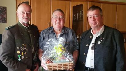 Bild: W. Wendl/exb
Wolfgang Moll (Mitte) mit Gauschützenmeister Werner Wendl (links) und dem stellvertretenden Gau-Sportleiter Sepp Schmaußer (rechts).