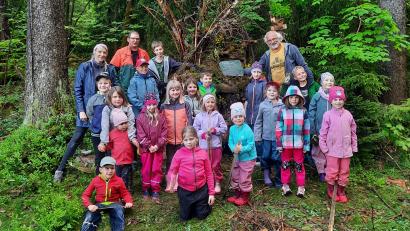 Bild: Fichtelgebirgsverein/exb
Mit viel Kreativität und Engagement haben 19 Kinder aus Waldmaterial eine Burg geschaffen.