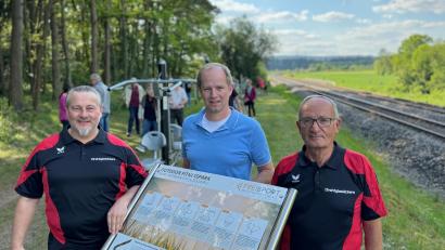 Bild: Michael Egl
Der Vorsitzende der Drahtglaskickers, Adrian Lorenz, Bürgermeister Konrad Kiener und Organisator Franz Käsbauer (von links) eröffnen den erweiterten Trimm-dich-Pfad.