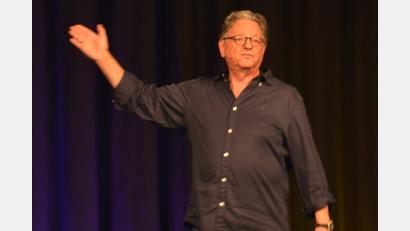 Bild: dob
Günter Grünwald kommt mit bayerischen Kraftausdrücken und deftigen Sprüchen daher. Krumm nimmt ihm das in der Stadthalle Vohenstrauß niemand.