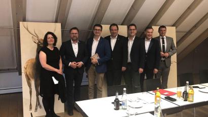 Bild: Jan Sicha/exb
Landrat Thomas Ebeling, Euregio-Präsident und Landrat WUN Peter Berek, MdEP Christian Doleschal, Staatssekretär und Tschechien-Koordinator Martin Schöffel, Vizehauptmann Frantisek Talir, MdL Gerhard Hopp und CeBB-Leiterin Veronika Hofinger (von rechts) sprechen in Schönsee über die grenzüberschreitende Zusammenarbeit.