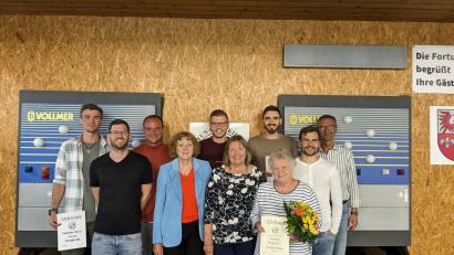 Bild: Uwe Rupprecht/exb
Gewählte und Geehrte mit Bürgermeister Peter Achatzi (rechts). Von links Christopher Hiltl, Uwe Rupprecht, Markus Luber, Barbara Berlinski, Patrick Hiltl, Erika Horn, Horst Seubert, Klara Fohler und Daniel Witt.