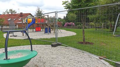 Bild: Portner
Weiträumige Absperrung quer durchs Schönseer Kindergartengelände: Im unteren Bereich des Spielplatzes, in Nähe des rosa blühenden Rhododendren-Busches (Nachbargrundstück), klafft ein drei Meter tiefes Loch im Boden.