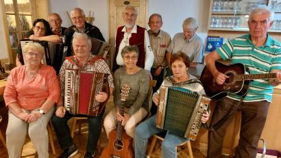 Bild: E. Böhm/exb
Beim Musikantentreffen in Premenreuth gaben die Sänger und Musiker wieder Walzer, Polkas und Gstanzl zum Besten.