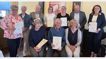 Bild: Armin Aichinger/exb
Die Geehrten mit stellvertretender Bezirksvorsitzender Michaela Bergmann (stehend, Zweite von links) sowie Kreisverbandsvorsitzender Angelika Luber (sitzend, rechts).