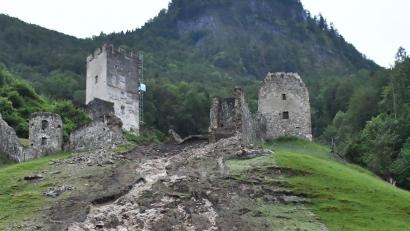 Bild: David Pichler/dpa
Teile der Burgruine Falkenstein im oberbayerischen Flintsbach sind nach heftigen Regenfällen abgerutscht.