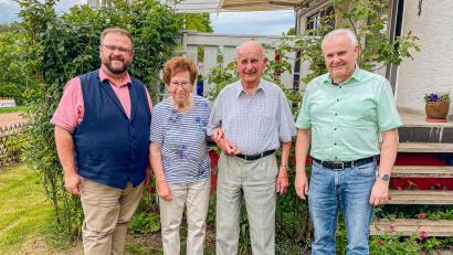 Bild: Gemeinde Kastl/exb
Bürgermeister Hans Walter (links) und stellvertretender Landrat Günter Kopp (rechts) gratulierten dem Jubelpaar Maria und Josef Wagner zur Eisernen Hochzeit.