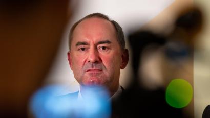 Symbolbild: Lennart Preiss/dpa
Der Landtag hat mehrheitlich den Etat von Wirtschaftsminister Hubert Aiwanger (Freie Wähler) für dieses und das nächste Jahr genehmigt.