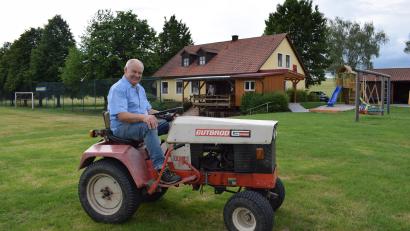 Bild: szl
Ludwig Fütterer wie man ihn kannte: Fast täglich werkelte er auf dem Sportgelände des SV Wurz. Am liebsten saß er auf dem kleinen Bulldog und mähte Rasen. Der Aktivposten des Vereins verstarb am 27. Mai plötzlich im Alter von 73 Jahren.