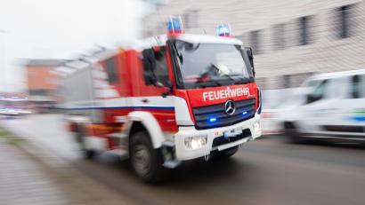 Symbolbild: Julian Stratenschulte
Ein mit Gefahrgut beladener Sattelzug fing in der Innenstadt von Münchberg Feuer. Dem 55-jährigen Fahrer kam die Feuerwehr zu Hilfe.