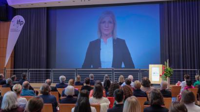 Bild: Wolfgang Steinbacher
Zum 50. Geburtstag des Instituts für Frühpädagogik und Medienkompetenz im Amberger Congress Centrum hatte Familien- und Sozialministerin Ulrike Scharf eine Videobotschaft geschickt.