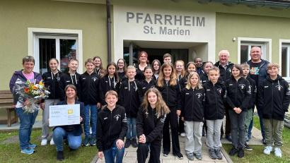 Bild: gz
Dank einer Spende der Familie Hummer präsentieren sich die Ministranten mit Pfarrer Bauer und Pfarrkivar Basil nun mit einheitlich Jacken,