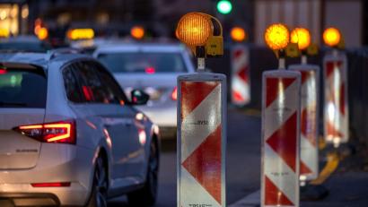 Symbolbild: Monika Skolimowska/dpa-Zentralbild/dpa/Symbolbild
Autos stehen an einer Baustelle im Stau.