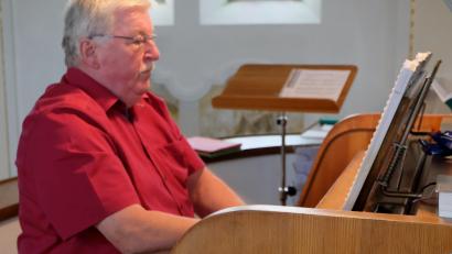 Bild: le
So kennt man Hans Fröhlich. Die Kirchenorgel in der katholischen Pfarrei St. Johannes der Täufer spielt er seit seinem 17. Lebensjahr.