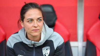 Bild: Daniel Karmann/dpa
Die Trainerin Sabrina Wittmann aus Ingolstadt sitzt vor Spielbeginn am Platz.