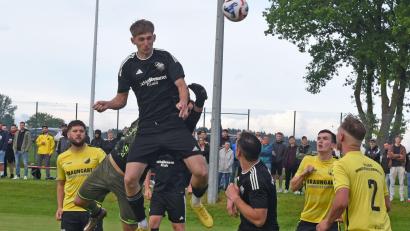Bild: A. Schwarzmeier
Die SpVgg Windischeschenbach (gelbe Trikots, im Relegationsspiel gegen den TSV Reuth) würde gerne in die Kreisliga aufsteigen. Gegner ist am Sonntag, 9. Juni, die SG Seugast/Schlicht II falls der ASV Haidenaab am Freitagabend gewinnt.