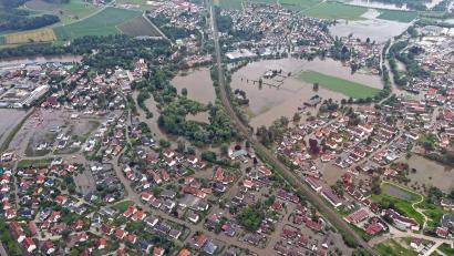Bild: Marc Puskeiler/DLR/dpa
Dieses vom Deutschen Zentrum für Luft- und Raumfahrt (DLR) zur Verfügung gestellte Foto zeigt die Hochwasserlage am 3. Juni 2024 in Offingen bei Günzburg, aufgenommen aus einem DLR-Forschungsflugzeug. Das Deutsche Zentrum für Luft- und Raumfahrt (DLR) unterstützt die Einsatz- und Rettungskräfte zeitnah mit aktuellen Lageinformationen, insbesondere aus Luftbildaufnahmen und Satellitendaten.