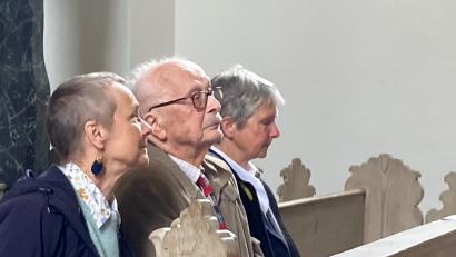 Bild: Michael Grünwald/exb
Jubilar Karl-Dietfried Adam mit seinen Töchtern Elisabeth und Cornelia beim musikalischen Mittagsgebet.