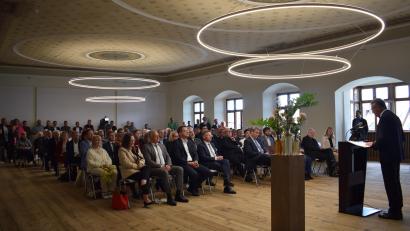 Bild: szl
Am Freitag fand neben der Einweihung des Rathauses II auch die offizielle Wiedereröffnung des historischen Saals im "alten" Rathaus statt. Er soll künftig als Trausaal genutzt werden.