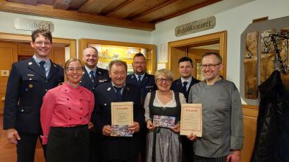 Bild: Raphaela Götz/exb
Der Schlossbräu Rehaber in Lintach öffnet zum letzten Mal seine Pforten (von links): Feuerwehr-Vorsitzender Michael Weiß, Katharina Rehaber, FFW-Kommandant Benjamin Weiß, Franz Rehaber, Zweiter FFW-Vorsitzender Philipp Meier, Beate Rehaber, Matthias Rehaber und Stefan Rehaber.