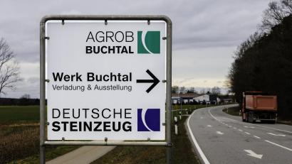 Bild: Hösamer
Die Deutsche Steinzeug und Agrob Buchtal (hier das Zufahrtsschild zum Werk zwischen Schwarzenfeld und Dürnsricht) haben Insolvenz in Eigenverwaltung angemeldet. Betriebsrentner erhalten aktuell keine Zahlungen mehr.