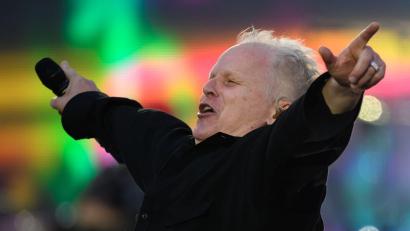 Bild: Robert Michael/dpa
Sänger Herbert Grönemeyer performt zum Auftakt seiner Tournee im Dresdener Rudolf-Harbig-Stadion.