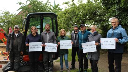 Bild: Kindergarten St. Elisabeth/exb
Unter der Leitung des Vorsitzenden Rudi Schinner (links) traf sich der Elternbeirat zu einem Arbeitseinsatz im Garten des Kindergartens. Mit Pfarrer Martin Besold, Träger der Einrichtung (rechts), und Leiterin Stefanie Unterburger wirbt das Gremium um die Übernahme einer Brett-Patenschaft zum Bau einer Halle für Gartenfahrzeuge..