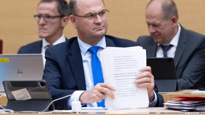 Bild: Sven Hoppe/dpa
Albert Füracker (CSU), Finanzminister von Bayern, nimmt im bayerischen Landtag an einer Plenarsitzung im Plenarsaal teil.