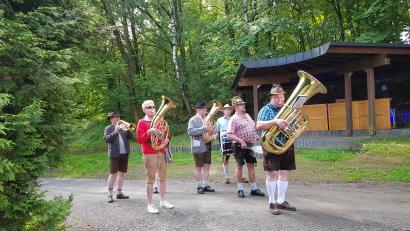 Archivbild: gi
Die Straßenmusikanten unter der Leitung von Hans Maier spielen am 30. Juli beim Moosbacher Musiksommer im Generationenpark auf.