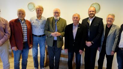 Bild: le
Sie halten der Kreisverkehrswacht Neustadt die Treue. Geschäftsführer Michael Lauterbach dankt Ludwig Fritsch, Dieter Neubauer, Georg Stahl, Gerhardt Dietl, Landrat Andreas Meier, Gerd Werner und Joachim Sertl (von links).