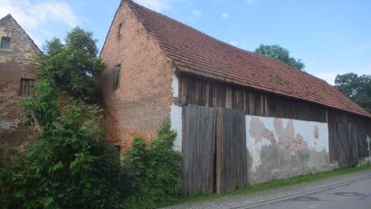 Bild: fz
Von der Straßenseite sieht der Stadl in Pirk noch passabel aus.