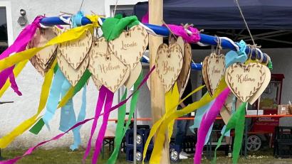 Bild: Maria Camp
Herzen mit den Namen der Kinder schmückten den Maibaum beim Maifest der BRK-Kindertagesstätte Weiherhammer.