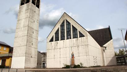 Bild: lep
Die bauliche Anlage der Kirche in Kreuzform verweist auf die Mitte der christlichen Botschaft. Auch der Raum ist auf eine Mitte-Wirklichkeit des Glaubens hin konzipiert.