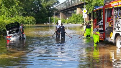 Bild: Thomas Freihart/ Feuerwehr Sinzing
Ein 83-jähriger Senior ist in Sinzing mit seinem Auto im Hochwasser gelandet.