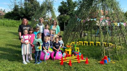 Bild: Kinderhaus St. Barbara/exb
Anja Kellerman (stellvertretende Kinderhausleitung), Anja Schmidt (2. Vorsitzende Elternbeirat), Stefanie Tanner (1. Vorsitzende Elternbeirat) freuen sich mit den Kindern über die neuen Spielsachen (von links).