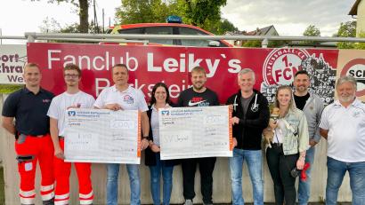 Bild: Thomas Breundl
Der Fanclub Leiky`s Parkstein übergibt jeweils eine Spende über 200 Euro an die Helfer vor Ort und den SV Parkstein.