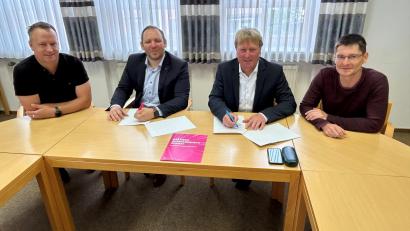 Bild: Marko Pammer/exb
Das Bild zeigt Eduard Maier, Berater Breitbandtechnik und Planung bei der Breitbandberatung Bayern GmbH, Enrico Delfino, Kommunalberater Glasfaser bei der Telekom, Altendorfs Bürgermeister Markus Schiesl und den stellvertretenden Verwaltungsleiter der VG Nabburg bei der Unterzeichnung