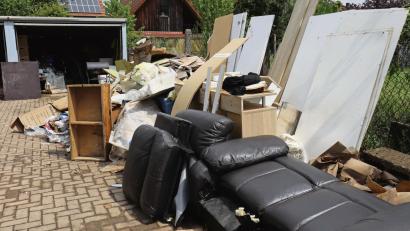 Symbolbild:  Christian Wiediger/dpa
Aufräumen nach dem Hochwasser: Oft muss man sich von vielen Möbeln trennen. Vor allem Naturmaterialien wie Holz bekommt man kaum wieder getrocknet – es besteht schnell Schimmelgefahr.