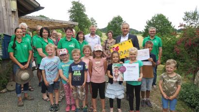 Bild: OGV Kemnath/exb
Ein großer Erfolg für den Nachwuchs des Kemnather Obst- und Gartenbauvereins: Landrat Roland Grillmeier (hinten, Zweiter von rechts) zeichnete die Mädchen und Buben 2022 für ihren ersten Platz im Kreisverband beim Jugendwettbewerb "Vielfaltsmacher" aus.