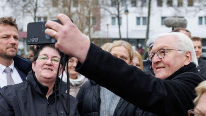 Archivbild: Friso Gentsch
Selfie mit Staatschef: Bundespräsident Frank-Walter Steinmeier auf seiner letzten Station von "Ortszeit Deutschland" im März in Espelkamp (Nordrhein-Westfalen). Auch in Weiden soll es Begegnungen mit Bürgern geben.