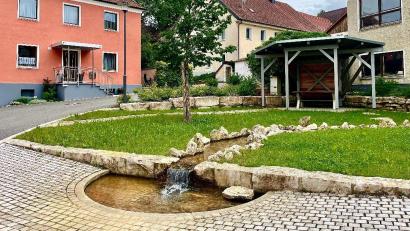 Bild: Krones
Im Zuge der Dorferneuerung ist der Dorfplatz in Großschönbrunn neu gestaltet worden.