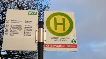 Bild: Heike Unger
Die Bushaltestelle Luitpoldplatz in Sulzbach-Rosenberg ist eine Ausweichhaltestelle der Bus-Linie 457, die ab Montag wegen Bauarbeiten auf der B85 einige gewohnte Haltestellen nicht bedienen kann.