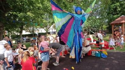 Archivbild: fpoz
Ein echter Hingucker sind die Stelzenläufer in ihrem bunten Outfit.