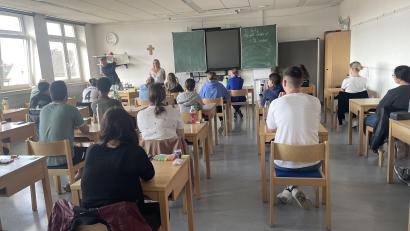 Bild: Barbara Neuber/exb
In der Bismarckstraße in Weiden schreiben die angehenden Erzieherinnen und Erzieher der Caritas-Fachakademie für Sozialpädagogik ihre Prüfungen.