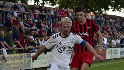 Bild: ham
Tobias Eigler (vorne) und der ASV Haidenaab sind in der Relegation zur Bezirksliga an der SpVgg Willmering-Waffenbrunn gescheitert.