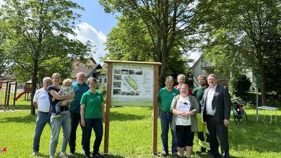 Bild: Stefanie Gradl
Vertreter des Obst- und Gartenbauvereins Sigl und des Imkervereins geben zusammen mit Bürgermeister Hans-Martin Schertl (rechts) und einigen Stadträten den Startschuss für die Umsetzung des Projekts Naturerlebniswiese am Spielplatz in Axtheid-Berg.