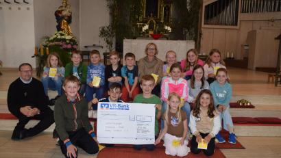 Bild: swo
Nach der Schülermesse überreichen die Kommunionkinder aus den Pfarreien Ursulapoppenricht und Gebenbach zusammen mit Pfarrvikar Christian Preitschaft (links) eine Spende von 630 Euro an Petra Waldhauser (Mitte) von der Selbsthilfegruppe krebskranker Kinder Amberg-Sulzbach.