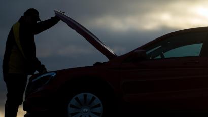 Bild: Klaus-Dietmar Gabbert/dpa
Irgendwo im Nirgendwo: Selbst wer ohne Smartphone unterwegs ist, kann bei einer Panne für die benötigte Hilfe den genauen Standort ermitteln.